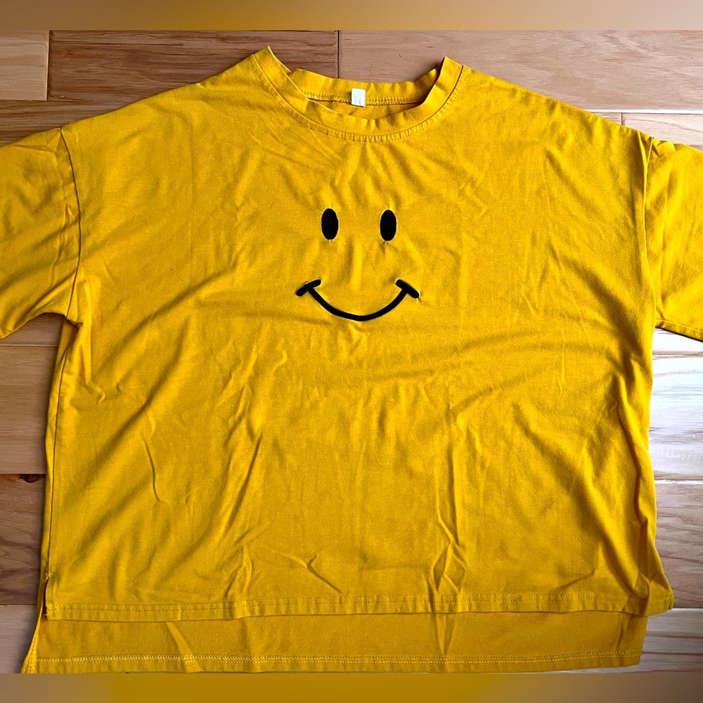 💛🖤🙂YESSTYLE Knit Gold Smiley Face Tee😃
